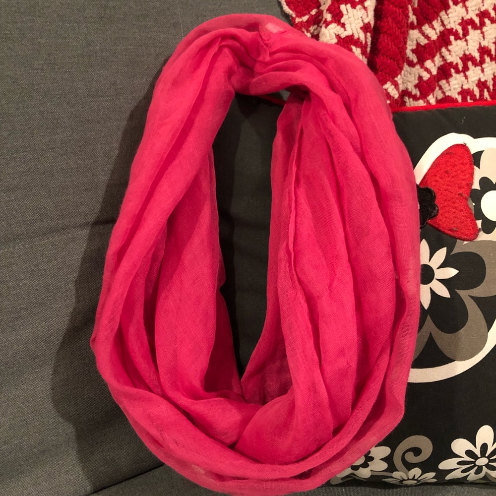 Pink infinity scarf - Picture 3 of 3